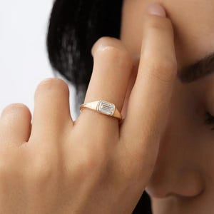 1.00ctw Emerald Cut Lab Grown Diamond CZ zegelring, handgemaakte omlijsting set sierlijke verlovingsring, minimalistische stapelbare beloftering, verjaardag