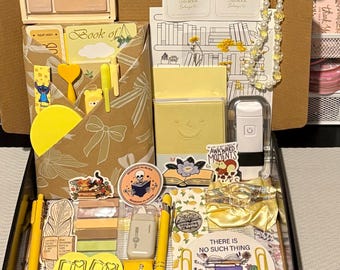 以下が含まれることがあります： 斑点のあるマット仕上げのセラミックマグカップ3個セット。マグカップはクリーム色、ライトグレー、ダークグレーの色合いです。各マグカップはシンプルでミニマルなデザインで、丸みを帯びたハンドルが付いています。