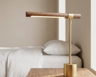 Lampada da scrivania moderna in ottone massiccio e noce, luce da lettura in stile metà secolo