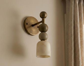 Aplique de pared de latón en bruto y alabastro hecho a mano, lámpara de mesita de noche de estilo moderno de mediados de siglo