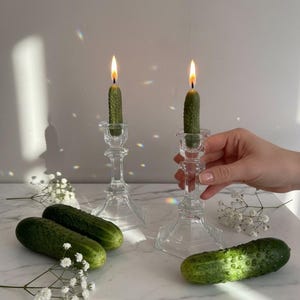 Conjunto de 2 velas decorativas em formato de pepino em conserva.