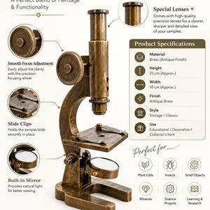 Op de afbeelding: Een antieke koperen microscoop met een focuswiel, objectglaasjesklemmen en een ingebouwde spiegel. De productspecificaties vermelden messing met een antieke afwerking, een hoogte van 25 cm en een breedte van 10 cm. Tekst bevat Brass Diya.
