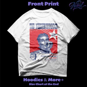Pode incluir: Camiseta branca com estampa gráfica da turnê europeia "The Neighbourhood" 2022. O design apresenta um retrato de um cantor com um microfone em um fundo vermelho e branco. A camisa também tem o texto "Hoodies & More".