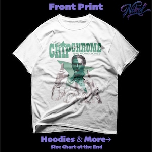 Peut inclure: T-shirt blanc avec un motif vert « CHIPCHROME THE MONO-TONES » et une image d'une personne. Le t-shirt porte également les mentions « Hoodies & More » et « Size Chart at the End ».