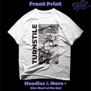 Può includere: T-shirt bianca con stampa grafica in bianco e nero. La parola "TURNSTILE" è stampata verticalmente sul lato sinistro. La stampa grafica è un collage di immagini. La maglietta ha un girocollo e maniche corte.