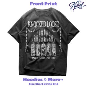 Op de afbeelding: Donkergrijs t-shirt met de tekst "KNOCKED LOOSE" boven een gotische afbeelding en de zin "Don't Reach For Me". Het ontwerp bevat kettingen en stropdassen. De merknaam "Nikol" is rechtsboven zichtbaar.