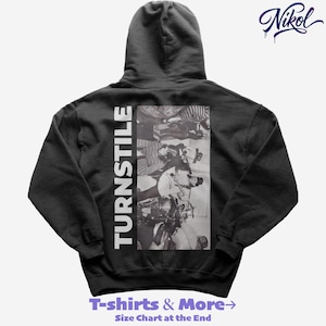 Può includere: Felpa con cappuccio nera con la scritta "TURNSTILE" stampata in bianco verticalmente sul lato sinistro. Un'immagine in bianco e nero è centrata sul retro. Il testo "T-shirts & More" e "Size Chart at the End" sono in basso.