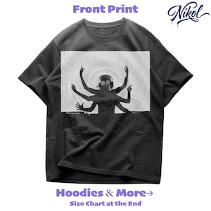 Puede incluir: Camiseta gris oscuro con estampado gráfico. El estampado presenta una silueta con múltiples brazos, con auriculares y ojos en espiral, sobre un fondo arremolinado. El texto "Front Print" está en la parte superior, y "Hoodies & More" y "Size Chart at the End" están en la parte inferior.