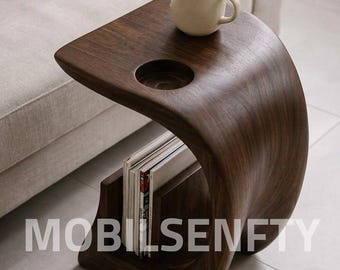 C字型ウォールナット製サイドテーブル、モダンな曲線デザイン、マガジンホルダー付き