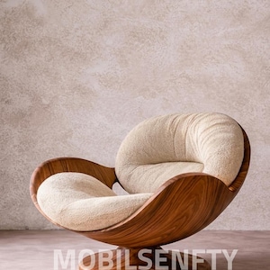 Sillón escultural de nogal, tapicería de bouclé color crema, sillón giratorio moderno.