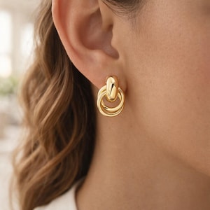 Goldene Knoten-Ohrstecker aus Edelstahl, ineinandergreifende Kreise, minimalistischer, moderner Schmuck für Damen