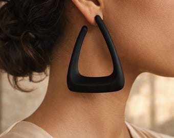 Geometryczne czarne kolczyki – Duże, nowoczesne trójkątne kolczyki – Minimalistyczne, wyraziste kolczyki – Designerska biżuteria dla kobiet