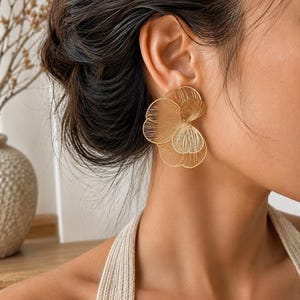 Boucles d’oreilles fleur dorée ajourée 5 cm style floral élégant