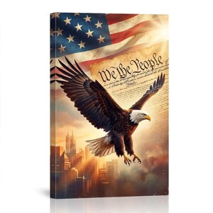 Könnte beinhalten: Ein rechteckiger Leinwanddruck mit einem fliegenden Weißkopfseeadler mit ausgebreiteten Flügeln. Der Hintergrund zeigt eine wehende amerikanische Flagge, ein Pergamentdokument mit dem Text We The People und einen goldenen Sonnenuntergang über einer Stadt.