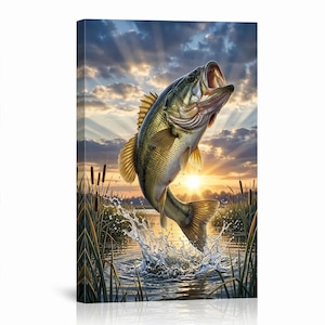 Op de afbeelding: Een canvas print toont een largemouth bass die uit het water springt en een splash creëert. De vis heeft groene en gouden schubben, tegen een zonsonderganghemel met zonnestralen. Riet en water maken de visscène compleet.