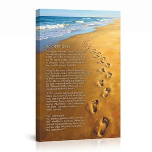 Può includere: Stampa su tela raffigurante una scena di spiaggia con impronte nella sabbia. Il testo "FOOTPRINTS" è in alto, con una poesia sulla fede e il sostegno. L'opera presenta un oceano sereno e una spiaggia sabbiosa.