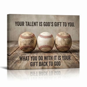 Op de afbeelding: Canvas print met drie honkballen met rode stiksels, tegen een achtergrond van verweerd hout. De tekst luidt: "YOUR TALENT IS GOD'S GIFT TO YOU. WHAT YOU DO WITH IT IS YOUR GIFT BACK TO GOD."