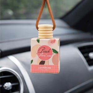 Può includere: Un set di tre tazze in ceramica con finitura opaca e macchiettata. Le tazze sono nei toni del crema, grigio chiaro e grigio scuro. Ogni tazza ha un design semplice e minimalista.