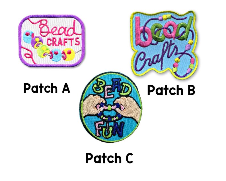 Op de afbeelding: Drie geborduurde patches. Patch A is een witte rechthoek met een paarse rand, met kleurrijke kralen en de tekst 'Bead CRAFTS'. Patch B is een lichtblauwe onregelmatige vorm met een gele rand, met kralen en 'bead Crafts'. Patch C is een blauwe cirkel met een groene rand, met handen die kralen vasthouden en de tekst 'BEAD FUN'.