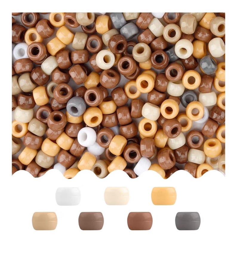 Puede incluir: Una colecci&oacute;n de peque&ntilde;as cuentas cil&iacute;ndricas de pl&aacute;stico en una paleta de colores neutros. El surtido incluye tonos de blanco, crema, beige, marr&oacute;n claro, marr&oacute;n oscuro y gris. Siete cuentas individuales se muestran por separado abajo.