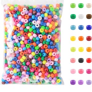 Puede incluir: Una bolsa de pl&aacute;stico transparente llena de una gran cantidad de peque&ntilde;as cuentas redondas y multicolores en tonos rojo, naranja, amarillo, verde, azul, morado, rosa, blanco, marr&oacute;n y negro, junto a una tabla de colores con muestras individuales.