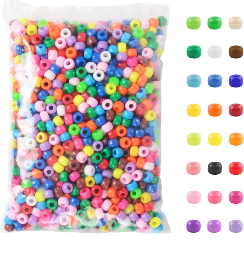 Puede incluir: Una bolsa de pl&aacute;stico transparente llena de una gran cantidad de peque&ntilde;as cuentas redondas y multicolores en tonos rojo, naranja, amarillo, verde, azul, morado, rosa, blanco, marr&oacute;n y negro, junto a una tabla de colores con muestras individuales.