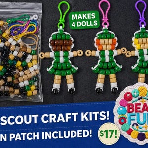 Op de afbeelding: Een knutselpakket met een doorzichtig plastic zakje vol gekleurde pony-kralen en touw, drie geassembleerde popvormige sleutelhangers met groene, witte en beige kralen, en een ronde geborduurde patch met de tekst BEAD FUN.