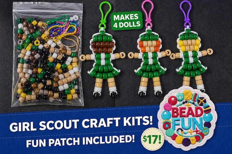 Op de afbeelding: Een knutselpakket met een doorzichtig plastic zakje vol gekleurde pony-kralen en touw, drie geassembleerde popvormige sleutelhangers met groene, witte en beige kralen, en een ronde geborduurde patch met de tekst BEAD FUN.