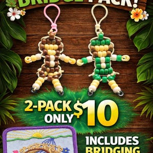 Puede incluir: Dos figuras de cuentas con llaveros de pl&aacute;stico, una en marr&oacute;n y crema y otra en verde y crema, junto a un parche bordado rectangular con un puente, sol y flores con el texto BRIDGING, GIRL SCOUT BRIDGE PACK.