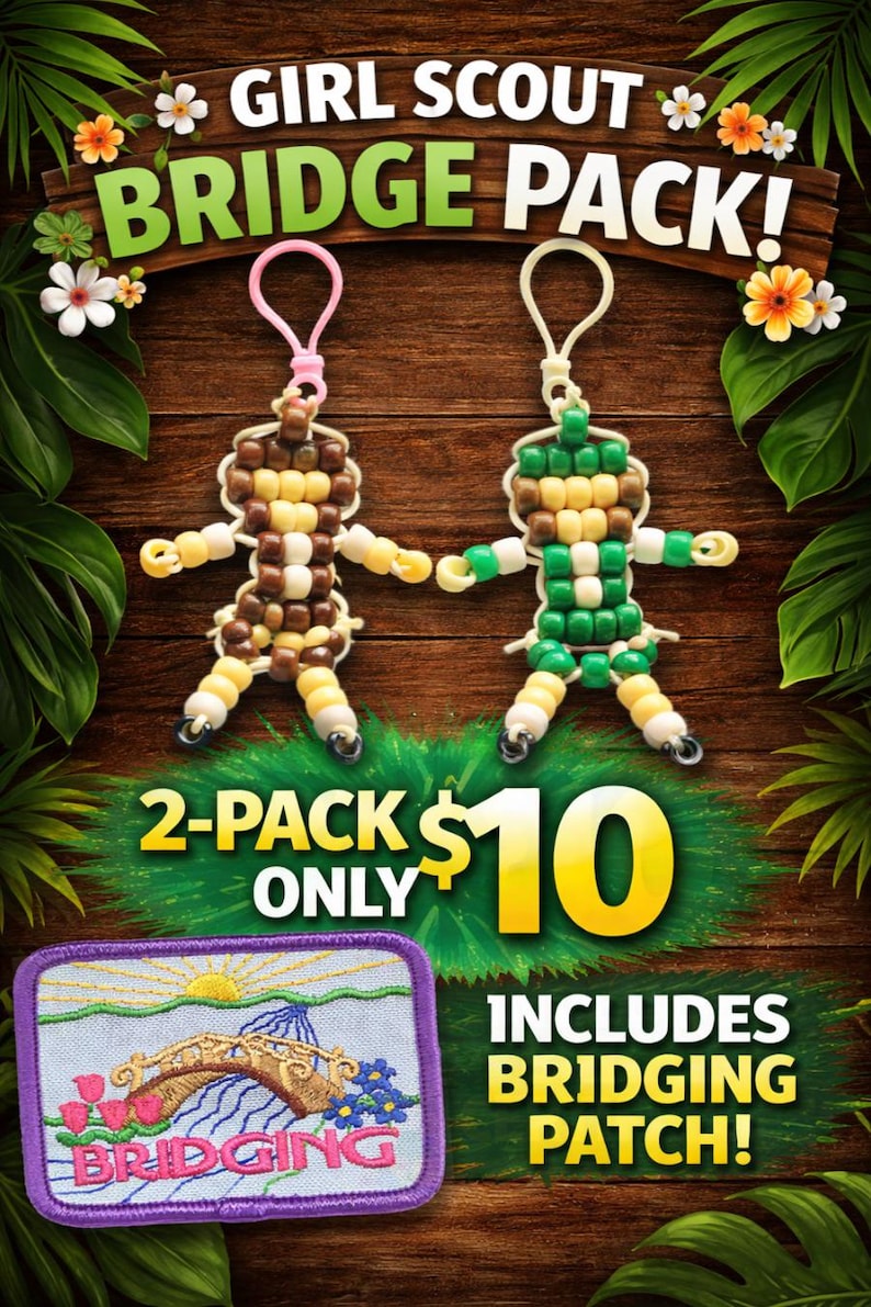 Puede incluir: Dos figuras de cuentas con llaveros de pl&aacute;stico, una en marr&oacute;n y crema y otra en verde y crema, junto a un parche bordado rectangular con un puente, sol y flores con el texto BRIDGING, GIRL SCOUT BRIDGE PACK.