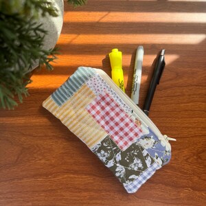 Pochette matelassée bleue en patchwork | Étui à lunettes matelassé bleu patchwork | Pochette matelassée à fermeture éclair | Pochette matelassée pour accessoires