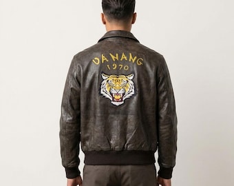 Chaqueta bomber de cuero marrón hecha a mano inspirada en Dwight, del Equipo A, de Howling Mad Murdock, para hombre y mujer.