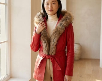 Disfraz navideño hecho a mano de la Sra. Claus: chaqueta de cuero roja para hombres y mujeres.