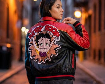 Chaqueta bomber universitaria de cuero rojo y negro, inspirada en la estrella Lady Boop de Bety, hecha a mano en los años 90.