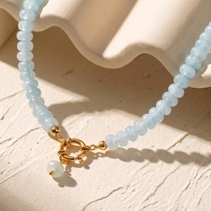 Colar personalizado com pingente delicado em pedra preciosa azul natural de 18 quilates, fecho frontal, feito à mão. Ideal para presentear sua namorada no Natal ou aniversário.