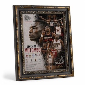 Può includere: Un poster commemorativo incorniciato del giocatore di basket Dikembe Mutombo con diverse foto d'azione, il suo ritratto, il testo "The Tower of Power", "No No No Not In My House" e un elenco dei suoi successi e loghi delle squadre.