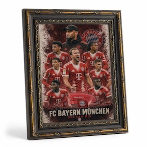 Puede incluir: Impresión enmarcada del equipo de fútbol FC Bayern Múnich en rojo y blanco. La impresión incluye el logotipo del equipo y las palabras "FC Bayern München" en texto blanco. El marco es negro con detalles dorados.