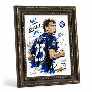 Pode incluir: Uma impressão artística emoldurada com uma ilustração estilizada do jogador de futebol Nicolò Barella numa camisola azul e preta com o número 23. A obra inclui o texto BARELLA, 23, CUORE NERAZZURRO e INTER MILANO 1908, junto ao logótipo do Inter de Milão.