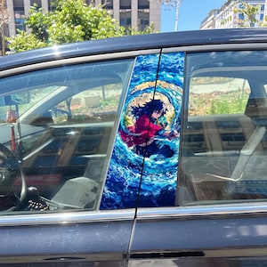 Könnte beinhalten: Ein Auto-Türsäulenaufkleber mit einem Anime-Charakter mit dunklem Haar, der eine rote, gemusterte Jacke trägt und von einem wirbelnden blauen Wassereffekt umgeben ist. Die Grafik ist auf der vertikalen Verkleidung zwischen den Fenstern angebracht.