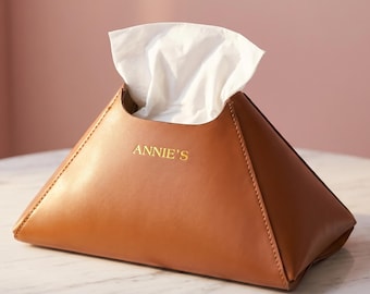 Personalisierte Leder Taschentuchbox - Serviettenhalter mit individuellem Namen, luxuriöses Wohndekor Geschenk, Pyramiden-Tücherhalter, Einweihungsgeschenk