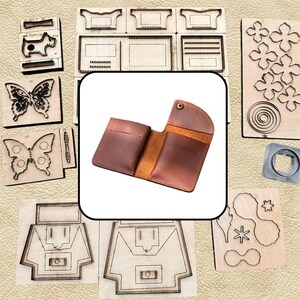 Puede incluir: Una cartera de cuero marrón con dos bolsillos interiores y cierre de broche, rodeada de varios troqueles de madera con formas de mariposas, un perro, flores y patrones geométricos para proyectos de artesanía en cuero.