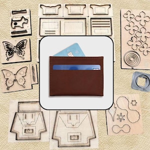 Puede incluir: Un tarjetero de cuero marrón con dos tarjetas de crédito insertadas, rodeado de varios moldes de corte de madera con formas como mariposas, un perro, flores y patrones geométricos para proyectos de artesanía en cuero.