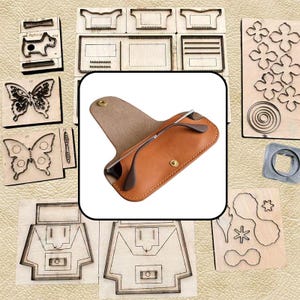 Puede incluir: Un estuche de cuero color canela para gafas con cierre de botón a presión, que contiene un par de gafas, rodeado de varios troqueles de madera con formas como mariposas, flores, un perro y patrones geométricos para artesanía en cuero.