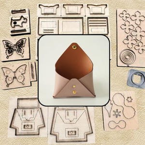 Puede incluir: Un estuche rosa claro en forma de sobre con interior color canela y botones de presión de metal dorado, rodeado de varios troqueles de madera con formas de mariposas, flores y patrones geométricos para proyectos de cuero.