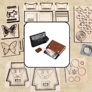 Puede incluir: Una colección de troqueles de madera para trabajar el cuero, con diversas formas como mariposas, flores y patrones de carteras, rodeando una imagen central de una cartera de cuero negra y una marrón con cierres de metal.