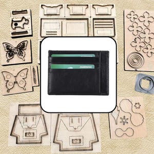 Puede incluir: Un tarjetero de cuero negro con múltiples ranuras que contiene dos tarjetas de crédito verdes, rodeado de varias plantillas de corte de madera con formas como mariposas, flores y patrones geométricos para trabajar el cuero.