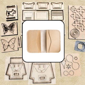 Puede incluir: Un tarjetero de cuero color canela claro con dos bolsillos verticales y una ranura central, rodeado de varios troqueles de madera con formas como mariposas, flores, un perro y patrones geométricos para proyectos de artesanía en cuero.