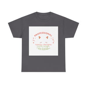 Peut inclure: T-shirt gris foncé avec un motif carré blanc. Le motif présente le mot "PROFESSIONNEL" en cercle, avec des oreilles de chat en tranches de pastèque et des empreintes de pattes. En dessous, on peut lire "Caitenlyy Managing Curently manages > tiny Overload tiny Oweriders."