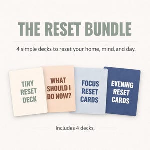 Op de afbeelding: De Reset Bundle, met vier kaartspellen om je huis, geest en dag te resetten. De kaarten heten: "Tiny Reset Deck", "What Should I Do Now?", "Focus Reset Cards" en "Evening Reset Cards". De afbeelding bevat de tekst "Includes 4 decks."