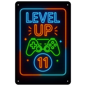Peut inclure: Panneau métallique noir avec un design de style néon. Le panneau présente les mots "LEVEL UP" en bleu et orange, un graphique de manette vert et le chiffre "11" dans un cercle. La bordure est orange et bleue.